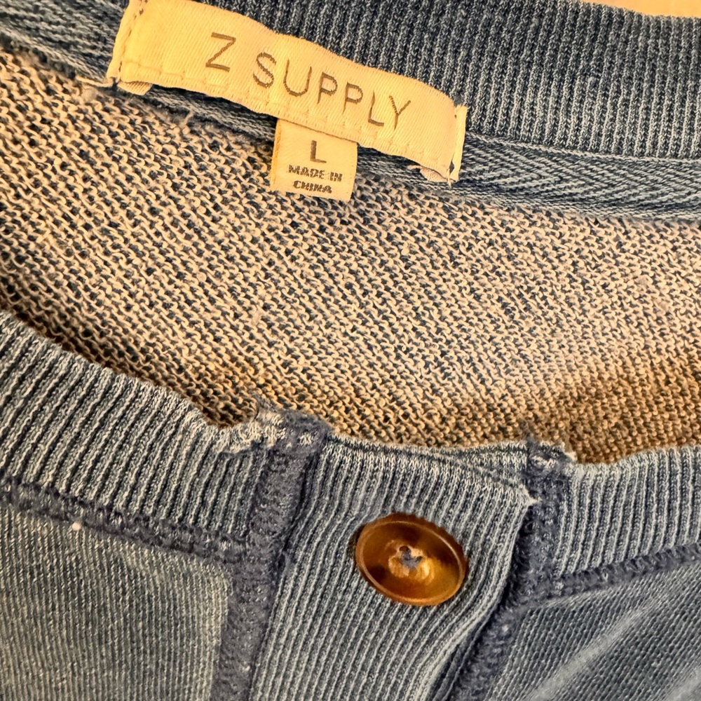 Z SUPPLY buttons cropped crew-neck sweatshirt. Denim blue. Size L. - Picture 3 of 3